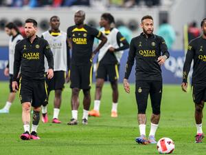 Paris Saint-Germain's Argentine forward Lionel Messi, Brazilian forward Neymar (2nd-R), and Portuguese midfielder Renato Sanches (R) walk during a team training session at Khalifa International Stadium in Doha on January 18, 2023. (Photo by Mahmoud HEFNAWY / AFP)