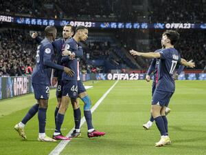 Paris Saint-Germain's French forward Hugo Ekitike (C) celebrates with teammates after scoring his team's first goal during the French L1 football match between Paris Saint-Germain (PSG) and SCO Angers at The Parc des Princes Stadium in Paris on January 11, 2023. (Photo by GEOFFROY VAN DER HASSELT / AFP)