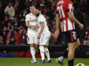 Real Madrid's German midfielder Toni Kroos (L) celebrates with Real Madrid's French forward Karim Benzema after scoring his team's second goal during the Spanish league football match between Athletic Club Bilbao and Real Madrid CF at the San Mames stadium in Bilbao, on January 22, 2023. (Photo by ANDER GILLENEA / AFP)