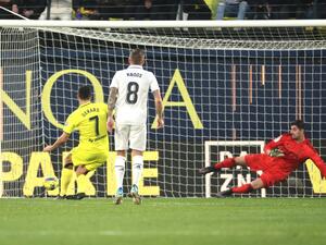 Villarreal's Spanish forward Gerard Moreno scores a goal in spite of Real Madrid's Belgian goalkeeper Thibaut Courtois (R) during the Spanish League football match between Villarreal CF and Real Madrid CF at La Ceramica stadium in Villarreal on January 7, 2023. (Photo by JOSE JORDAN / AFP)