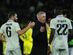 Real Madrid's Italian coach Carlo Ancelotti (C) greets his players at the end of the Spain's Copa del Rey (King's Cup), round of 16 football match between Villarreal CF and Real Madrid CF at La Ceramica stadium in Vila-Real, near Valencia, on January 19, 2023. (Photo by JOSE JORDAN / AFP)
