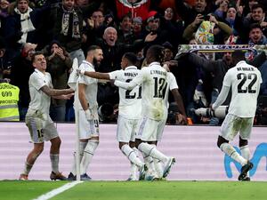 Real Madrid's French forward Karim Benzema (2L) celebrates with teammates scoring his team's second goal during the Copa del Rey (King's Cup), quarter final football match between Real Madrid CF and Club Atletico de Madrid at the Santiago Bernabeu stadium in Madrid on January 26, 2023. (Photo by Pierre-Philippe Marcou / AFP)