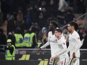 (From L) AS Roma's British forward Tammy Abraham, AS Roma's Polish forward Nicola Zalewski and AS Roma's British defender Chris Smalling celebrate at the end of the Italian Serie A football match between AC Milan and AS Roma, at the San Siro stadium in Milan, on January 8, 2023. (Photo by Filippo MONTEFORTE / AFP)