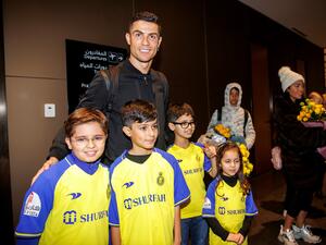 Portugal's Cristiano Ronaldo posing for picture with Saudi kids upon his arrival at a private airport in Riyadh, on the eve of his grand unveiling before thousands of fans at Saudi Arabia's Al Nassr club (Photo by - / Al Nassr Football Club / AFP) 