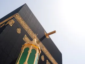 الكعبة المشرفة وقبلة المسلمين في صلواتهم