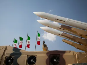 وقالت المصادرالايرانية  ان "مضاداتنا الدفاعية تصدت للمسيرات الثلاث واقتصرت الأضرار على سقف أحد المصانع العسكرية"