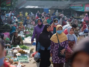 نشاط في الأسواق التقليدية في صباح مدينة سيمارانج في إندونيسيا