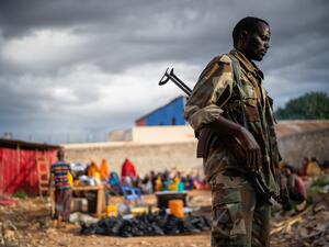 جندي صومالي خلال واجبه في حماية الناس