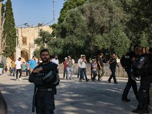 مستوطنون يقتحمون ساحات المسجد الأقصى وسط حراسة من قبل قوات الإحتلال (أ ف ب)