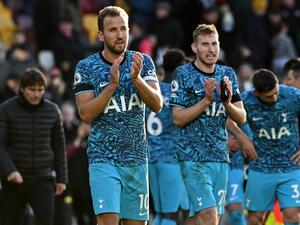 Tottenham Hotspur's English striker Harry Kane (2L) applauds fans on the pitch after the English Premier League football match between Brentford and Tottenham Hotspur at Gtech Community Stadium in London on December 26, 2022. The game finished 2-2. (Photo by Ben Stansall / AFP)