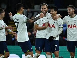 Tottenham Hotspur's English striker Harry Kane (C) and Tottenham Hotspur's Irish defender Matt Doherty (R) congratualte Tottenham Hotspur's South Korean striker Son Heung-Min (2R) after the fourth goal during the English Premier League football match between Crystal Palace and Tottenham Hotspur at Selhurst Park in south London on January 4, 2023. (Photo by Ben Stansall / AFP)