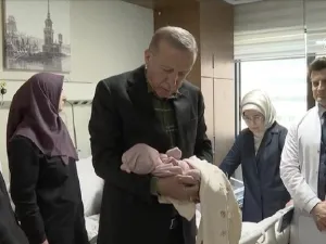 المولودة الناجية من الزلزال بين يدي الرئيس التركي