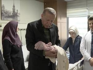 المولودة الناجية من الزلزال بين يدي الرئيس التركي