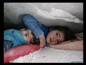 صورة متداولة لطفلة  من ‎حارم بريف ا‎دلب بقيت 17 ساعة تحت الانقاض تحمي رأس شقيقها 