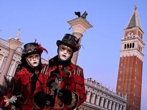 كرنفال بالأقنعة الملونة في البندقية الإيطالية