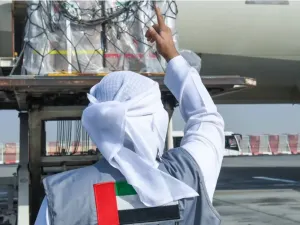 وارسلت دولة الامارات الى سورية وتركيا كميات كبيرة من مواد الاغاثة والاسعاف وفرق بحث وانقاذ 