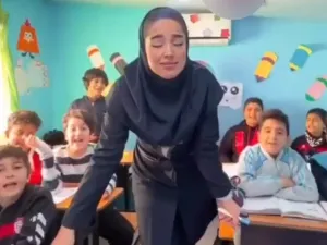 المعلمة المفصولة وهي داخل الفصل الدراسي في ايران - لقطة شاشه