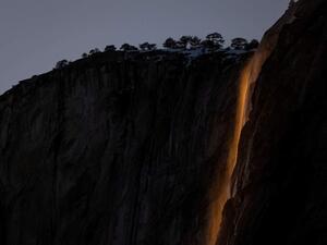 شلال النار في كاليفورنيا يذهل زواره
