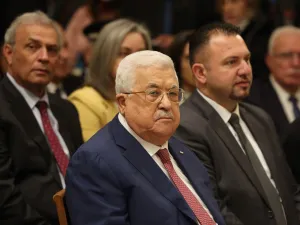 عباس وخلفه ماجد فرج احد المرشحين للمنافسه على خلافته