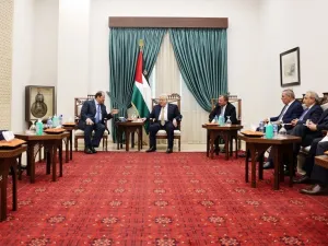 عباس التقى بـ عباس كامل واحمد حسني الشهر الماضي