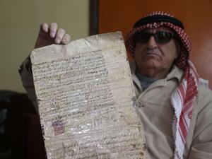 فلسطيني يدافع عن أرضه بوثيقة عثمانية