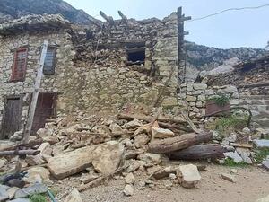 المنزل يقع في جبال اللاذقية تحديدا في قرية السمرا التي تطل من علو على الساحل السوري