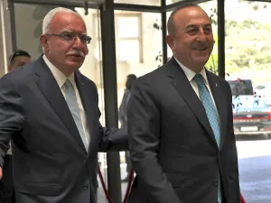 وزير الخارجية الفلسطيني رياض المالكي (يسار) يرحب بوزير الخارجية التركي مولود جاويش أوغلو قبل اجتماع في مدينة رام الله بالضفة الغربية المحتلة في 24 مايو 2022