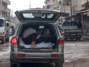 جثة شابة من ضحايا الزلزال المدمر الذي ضرب تركيا وسوريا انتشلت من تحت الأنقاض لتُنقل في مخبأ سيارة ذويها تمهيدا لدفنها