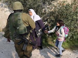 قوات اسرائيلية تعترض طريق سيدة فلسطينية وطفلتها