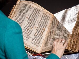 سوثبيز تستعد لبيع أقدم كتاب مقدس باللغة العبرية