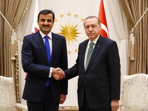 الشيخ تميم بن حمد آل ثاني يصافح الرئيس التركي رجب طيب أردوغان