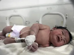 الطفلة اية 