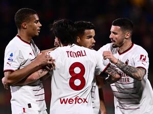 AC Milan's Brazilian forward Junior Messias (C-R) celebrates with AC Milan's Italian midfielder Sandro Tonali (C-L), AC Milan's Bosnian midfielder Rade Krunic (R) and AC Milan's German-Finnish defender Malick Thiaw after opening the scoring during the Italian Serie A football match between Monza and AC Milan on February 18, 2023 at the Brianteo stadium in Monza. (Photo by Marco BERTORELLO / AFP)