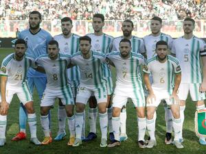 Algeria's players pose for a group picture during the 2022 African Nations Championship semi-final football match between Algeria and Niger at the Oran Olympic stadium on January 31, 2023. (Photo by - / AFP)