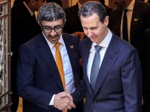 وزير الخارجية الإماراتي عبد الله بن زايد آل نهيان، والرئيس السوري بشار الأسد (أ ف ب)