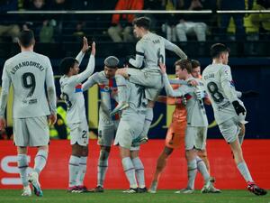 Barcelona's players celebrate victory at the end of the Spanish League football match between Villarreal CF and FC Barcelona at La Ceramica stadium in Vila-real on February 12, 2023. (Photo by JOSE JORDAN / AFP)