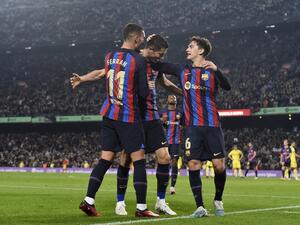 Barcelona's Polish forward Robert Lewandowski (C) celebrates scoring his team's second goal with Barcelona's Spanish forward Ferran Torres (L) and Barcelona's Spanish midfielder Gavi during the Spanish League football match between FC Barcelona and Cadiz CF at the Camp Nou stadium in Barcelona, on February 19, 2023. (Photo by Pau BARRENA / AFP)