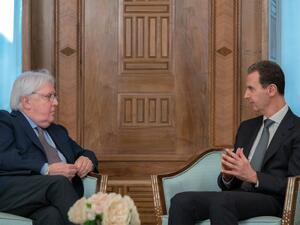 الرئيس السوري بشار الأسد (إلى اليمين) يلتقي مع المسؤول الأممي مارتن غريفيث (يسار) ،في دمشق (أ ف ب)