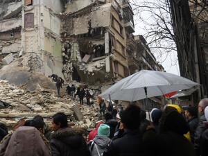 مئات القتلى والجرحى في سوريا جراء ارتدادات الزلزال الذي ضرب الاراضي التركية (أ ف ب)