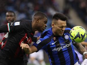 AC Milan's French defender Pierre Kalulu (L) fights for the ball with Inter Milan's Argentinian forward Lautaro Martinez during the Italian SuperCup football match between AC Milan and Inter Milan, at the King Fahd International Stadium in Riyadh on January 18, 2023. (Photo by Giuseppe CACACE / AFP)