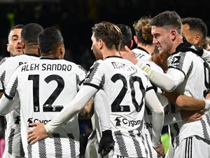 Juventus' Serbian forward Dusan Vlahovic (R) celebrates after scoring a penalty for Juventus to open the scoring during the Italian Serie A football match between Salernitana and Juventus on February 7, 2023 at the Arigis stadium in Salerno. (Photo by Andreas SOLARO / AFP)