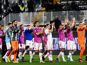 Juventus' Argentinian forward Angel Di Maria (C) and teammates acknowledge the public at the end of the Italian Serie A football match between Spezia and Juventus, on February 19, 2023 at the Alberto-Picco stadium in La Spezia. (Photo by ANDREAS SOLARO / AFP)