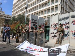 يعيش لبنان تحت وطأة أزمة اقتصادية خانقة، وسط إنهيار متواصل لليرة اللبنانية أمام الدولار الأمريكي (أ ف ب)