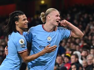Manchester City's Norwegian striker Erling Haaland (R) celebrates with teammates after scoring his team third goal during the English Premier League football match between Arsenal and Manchester City at the Emirates Stadium in London on February 15, 2023. (Photo by Glyn KIRK / AFP)