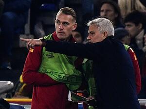 AS Roma's Portuguese coach Jose Mourinho (R) gives instructions to AS Roma's Dutch defender Rick Karsdorp during the UEFA Europa League play off second leg football match between AS Roma and RB Salzburg, on February 23, 2023 at the Olympic stadium in Rome. (Photo by Filippo MONTEFORTE / AFP)