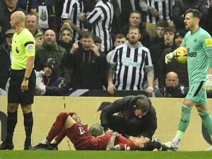 Liverpool's Uruguayan striker Darwin Nunez receives medical attention following an injury during the English Premier League football match between Newcastle United and Liverpool at St James' Park in Newcastle-upon-Tyne, north east England on February 18, 2023. (Photo by Oli SCARFF / AFP) 