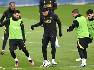Paris Saint-Germain's French forward Kylian Mbappe (C) fights for the ball with Paris Saint-Germain's Italian midfielder Marco Verratti (2ndR) and Paris Saint-Germain's Argentine forward Lionel Messi (2ndL) during a training session at the club's "Camp des Loges" training ground in Saint-Germain-en-Laye, west of Paris on January 31, 2023. (Photo by Bertrand GUAY / AFP)