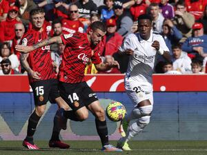 Real Madrid's Brazilian forward Vinicius Junior (R) vies with Mallorca's Spanish midfielder Daniel Rodriguez during the Spanish League football match between RCD Mallorca and Real Madrid at the Visit Mallorca stadium in Palma de Mallorca on February 5, 2023. (Photo by JAIME REINA / AFP)