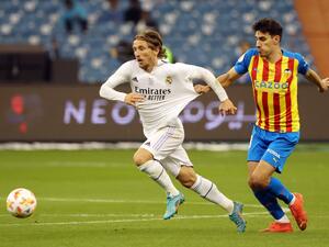 Real Madrid's Croatian midfielder Luka Modric (L) vies with Valencia's Portuguese midfielder Andre Almeida during the Spanish Super Cup semi-final football match between Real Madrid CF and Valencia CF at the King Fahd International Stadium in Riyadh, Saudi Arabia, on January 11, 2023. (Photo by Giuseppe CACACE / AFP)