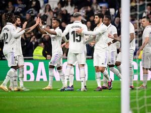 Real Madrid's players celebrate after Real Madrid's French forward Karim Benzema scored his team's third goal during the Spanish League football match between Real Madrid CF and Elche CF at the Santiago Bernabeu stadium in Madrid on February 15, 2023. (Photo by JAVIER SORIANO / AFP)